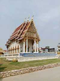 วัดจันทร์ตะวันตก สีเหลืองทองอร่าม งามตระการตา