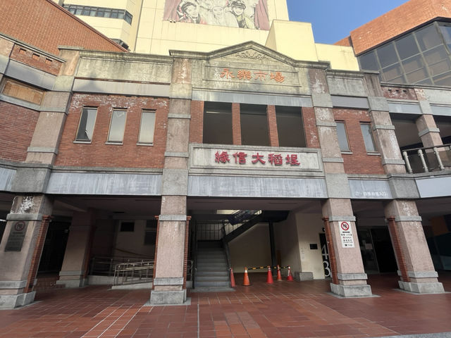 迪化街上的奇遇：香火、茶香與巷口的豬