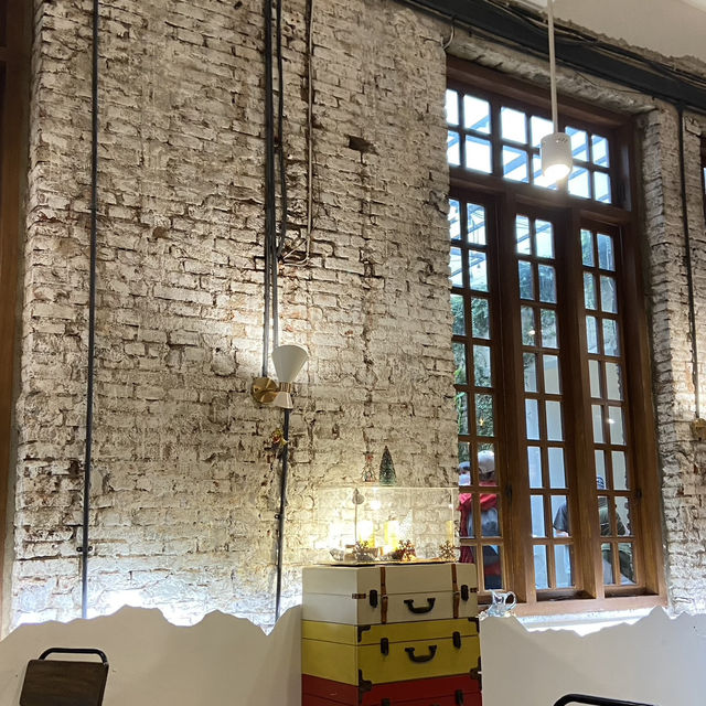 Discover the local through Acaraki Cafe
