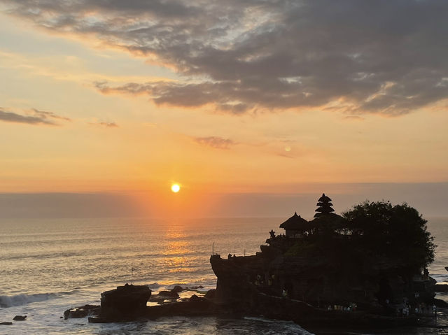 海上に浮かぶ神秘の寺院、バリ島の夕日スポット