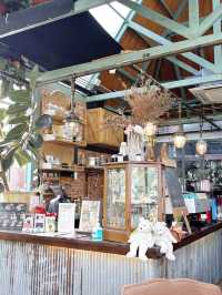 คาเฟ่ที่ปกคลุมไปด้วยต้นไม้ ที่บ้านบึง ชลบุรี