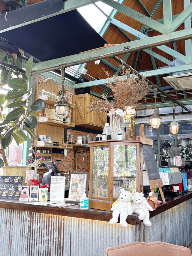 คาเฟ่ที่ปกคลุมไปด้วยต้นไม้ ที่บ้านบึง ชลบุรี