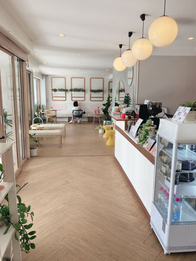 ร้าน Niji House Bangsaen คาเฟ่สไตล์มินิมอล