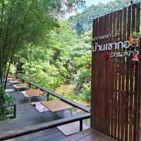 บ้านเขากอด ร้านอาหารริมลำธาร