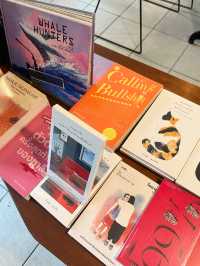 คาเฟ่ร้านหนังสือสุดฮีลใจ 📔🐈