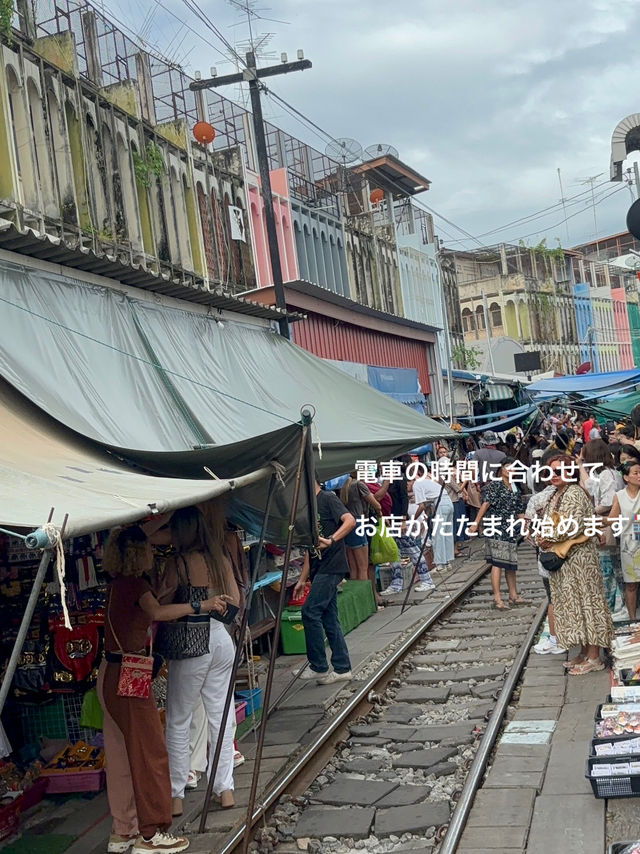 タイ🇹🇭バンコク近郊✨電車がスレスレ通る！🚃メークロン市場