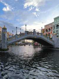 【Gondola Water Taxi】沿岸有瑰麗色彩之排屋可供欣賞！