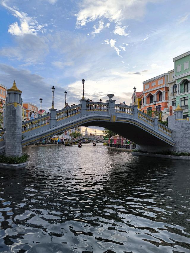 【Gondola Water Taxi】沿岸有瑰麗色彩之排屋可供欣賞！