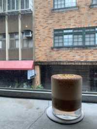 《CONGRATS CAFE》裡那片靜謐的二樓沙發角落