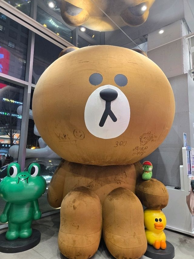 귀여운 캐릭터들과 한류의 인기를 실감 할 수 있는 ' 홍대 라인프렌즈 ' 💕