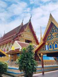 วัดอ่างทองวรวิหาร เป็นพระอารามหลวงชั้นตรี