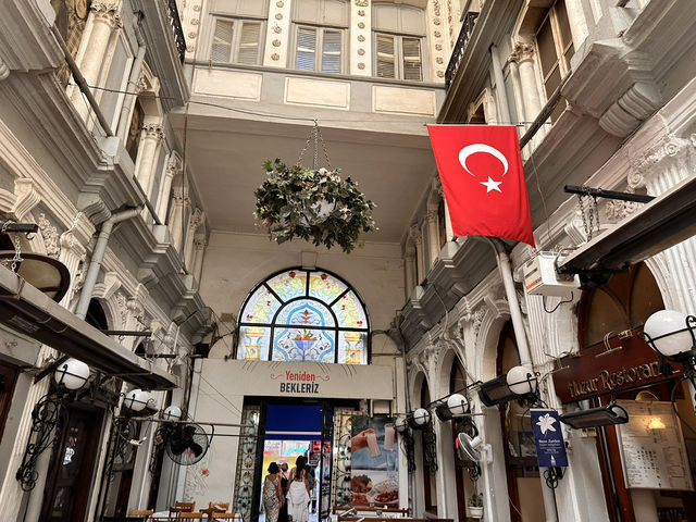 【チチェキ・パサージュ（Çiçek Pasajı）｜タクシム近く、花のアーケード街で味わうヨーロピアンな時間】