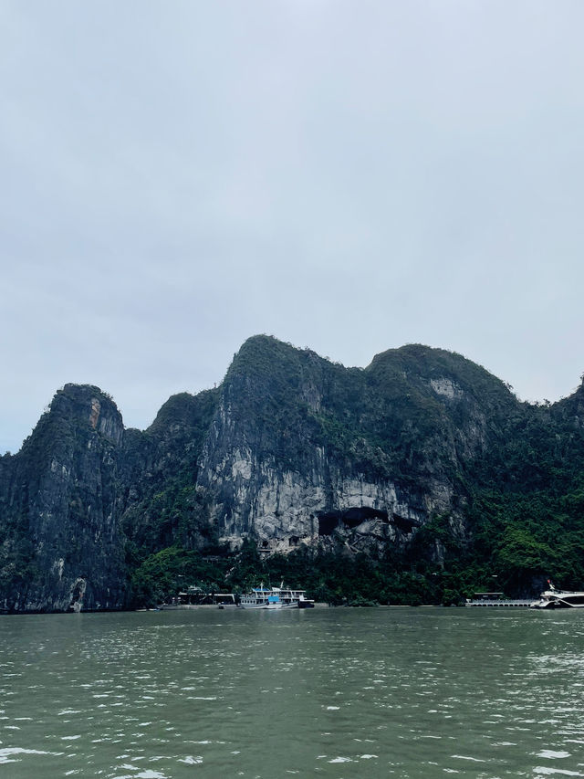 ｜越南｜下龍灣驚訝洞-最壯觀、最大型的鐘乳石洞