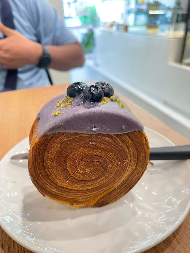 インスタ用キャプション案 “とろけるティンバーリングとミニマルな空間で特別な朝を。🍮🥐