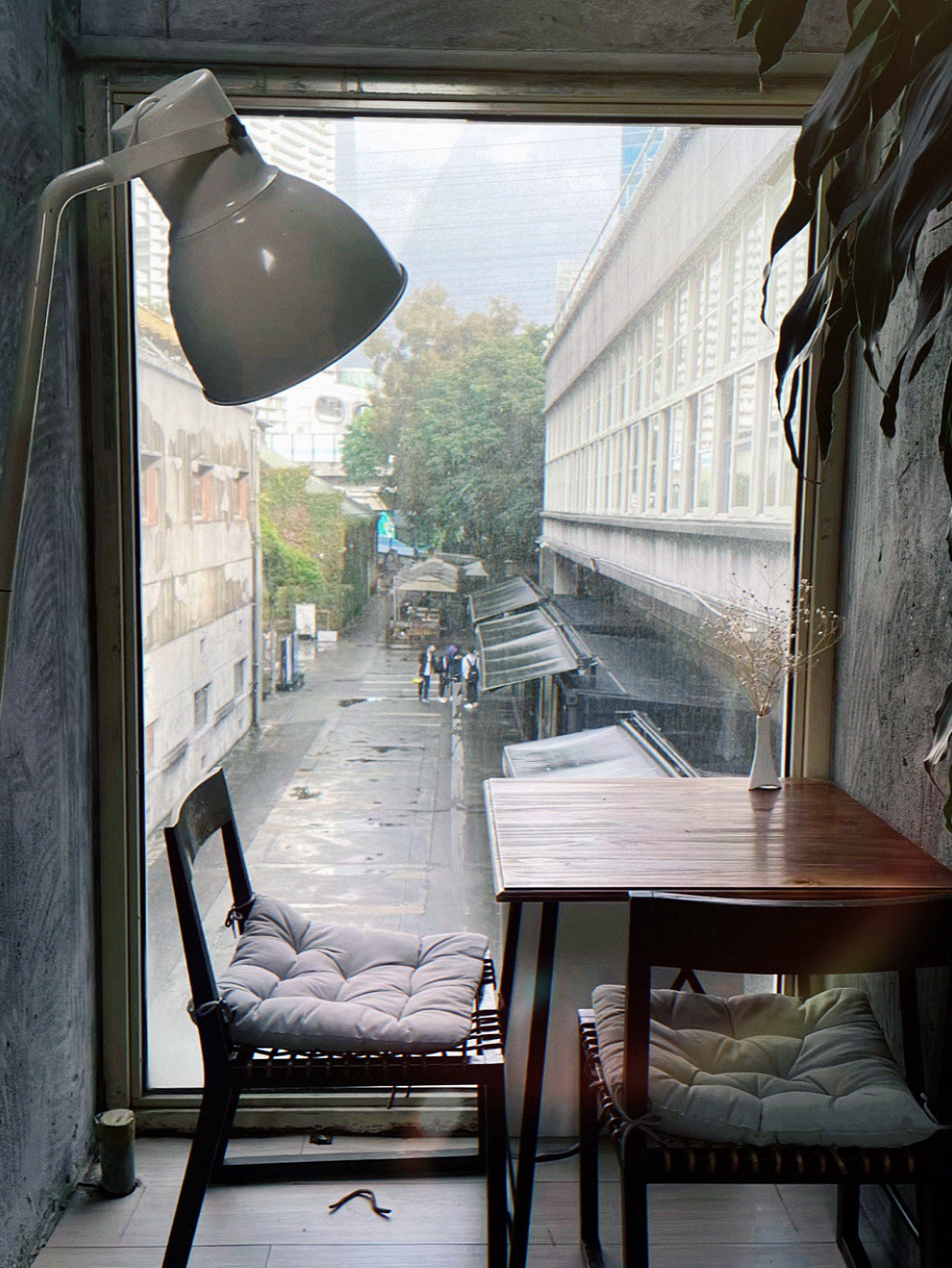 #5月好去地方2025 
The Bluebird Bookstore and Cafe complex hidden in Huashan Creative Park is on the second floor of Huashan Creative Park.
I was attracted by the triangular area on the roof at first.
Whether it is sunny or cloudy, it is really comfortable to look up and relax when you are tired.
I also like the single seat next to the floor-to-ceiling window.
You can watch people coming and going downstairs.
There are many books in the bookstore that can be borrowed and read.
In addition to coffee drinks, there are also light meals to enjoy in the store.
Huashan Bluebird
📍Address: 2F, No. 1, Section 1, Bade Road, Zhongzheng District, Taipei City
🕰️Business hours: 9:00-21:00
Zhongxiao Xinsheng MRT Station
#Taipei #Cafe