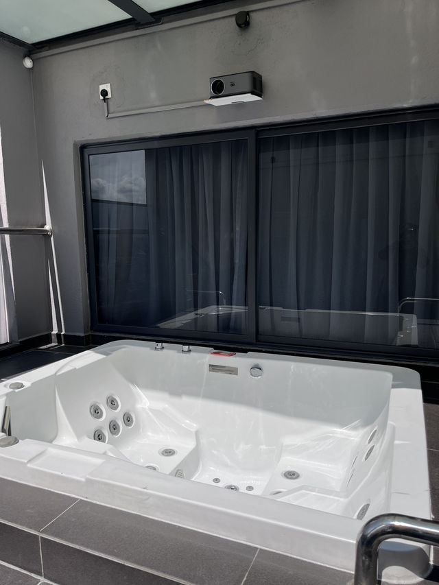 Jacuzzi, balcony projector, and city views of Melaka—all for RM270. Living the dream! 🫶🏼