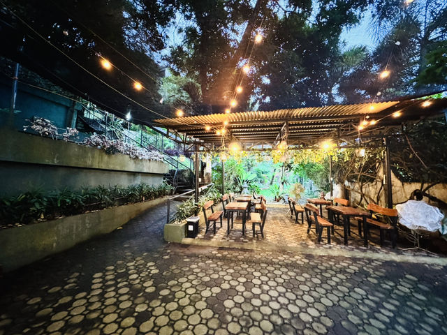 Chill by the Lake at Mealia Café