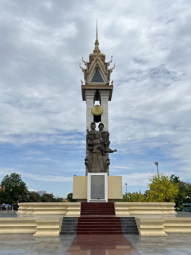 🇰🇭 Phnom Penh’s Heartbeat: Independence Monument at Sunset 🏛️🌇