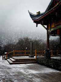 雪落古鎮，靜謐如詩：一場冬日裡的中國風夢境