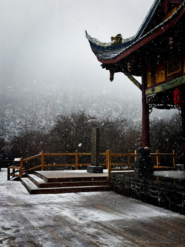 雪落古鎮，靜謐如詩：一場冬日裡的中國風夢境