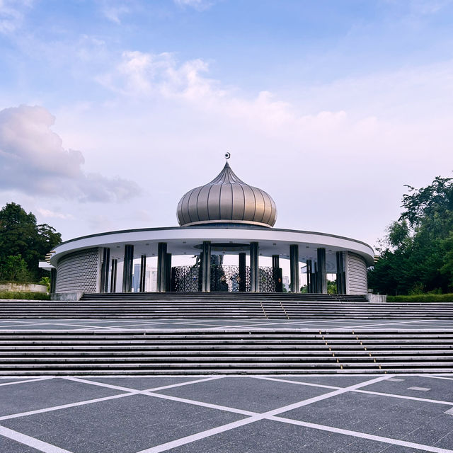Tugu Negara: A Solemn Solo Journey Through Malaysia's Fight for Freedom"** 🌿🕊️