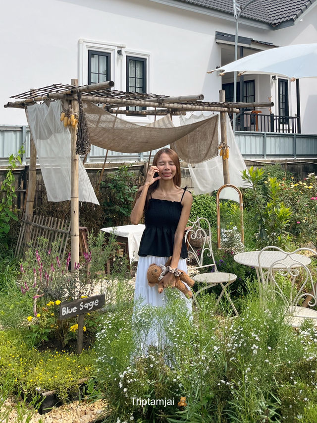 โฮมคาเฟ่ลำปางที่มีสวนดอกไม้น่ารักๆ 🧺🌼
