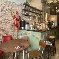 タイの裏路地に潜む落ち着きのあるカフェ「Hei Jii」🇹🇭