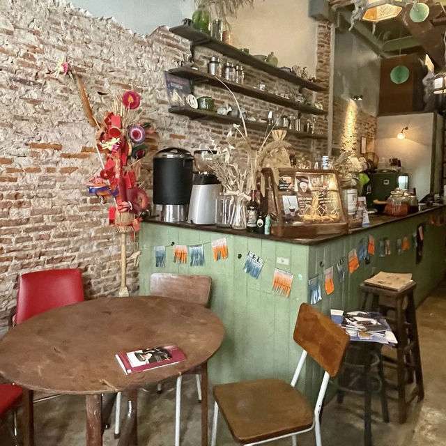 タイの裏路地に潜む落ち着きのあるカフェ「Hei Jii」🇹🇭