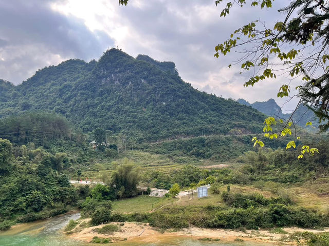 🌊 Detian Transnational Waterfall (德天跨国大瀑布) – A Natural Wonder Shared by Two Nations! 🌊 Detian Transnational Waterfall (德天跨国大瀑布) – A Natural Wonder Shared by Two Nations!