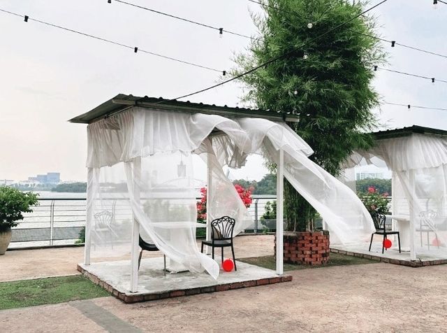 A Quiet Escape: Bloo Door’s Lakeside Magic!