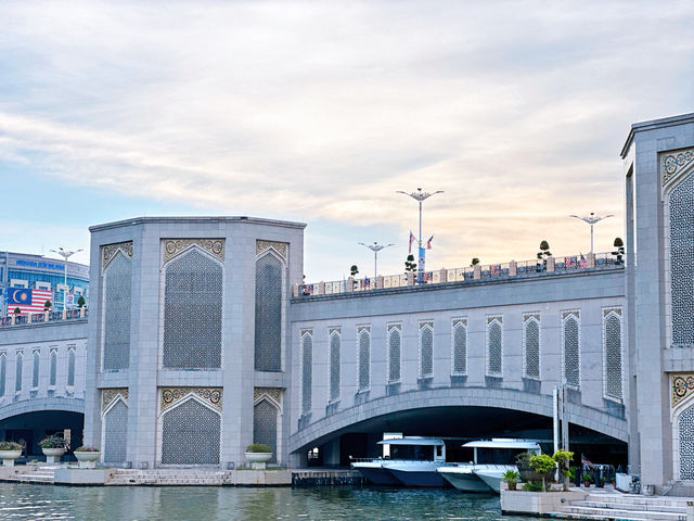 Putra Bridge: The Timeless Gateway of Putrajaya