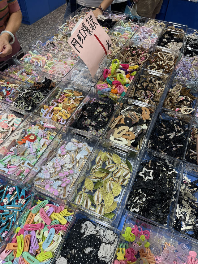 🛍️ Blue Art Tree – Chunxi Road, Chengdu  🛍️ Blue Art Tree – Chunxi Road, Chengdu