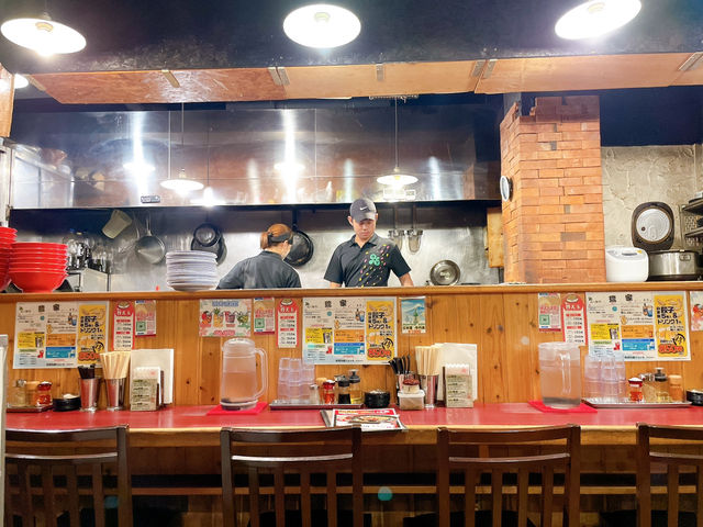 一碗蒜香黑湯，暖心在巷弄——走進那霸巷內的 琉家拉麵 本店，與麵條一起被慰藉