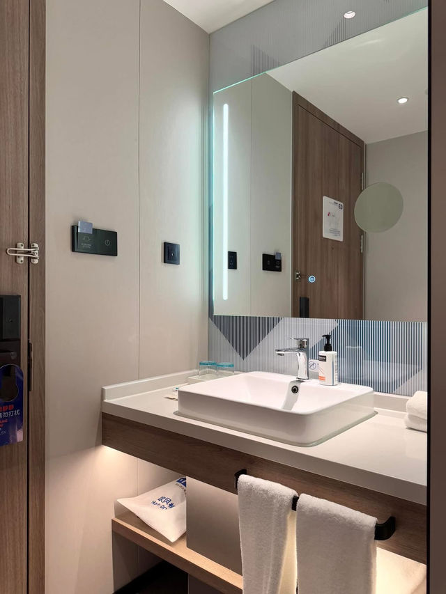 Holiday Inn Express Shanghai Jing An Temple Holiday Inn Express Shanghai Jing An Temple