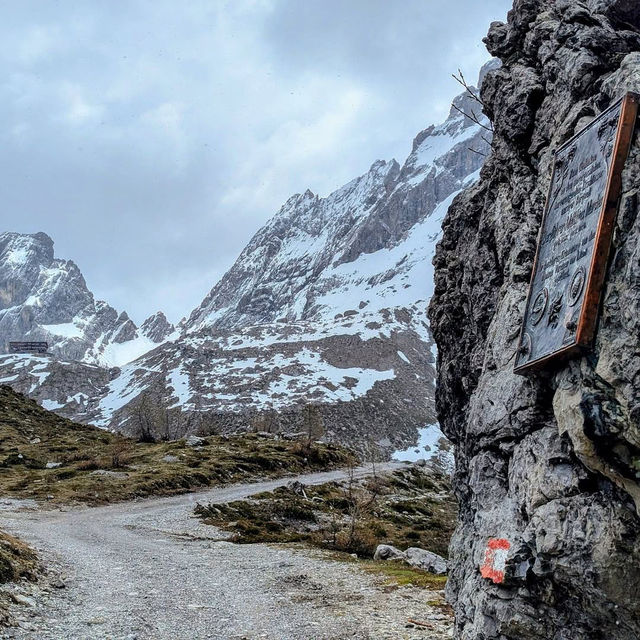 Karlsbader Hütte: Exploring Tyrol’s Mountain Majesty