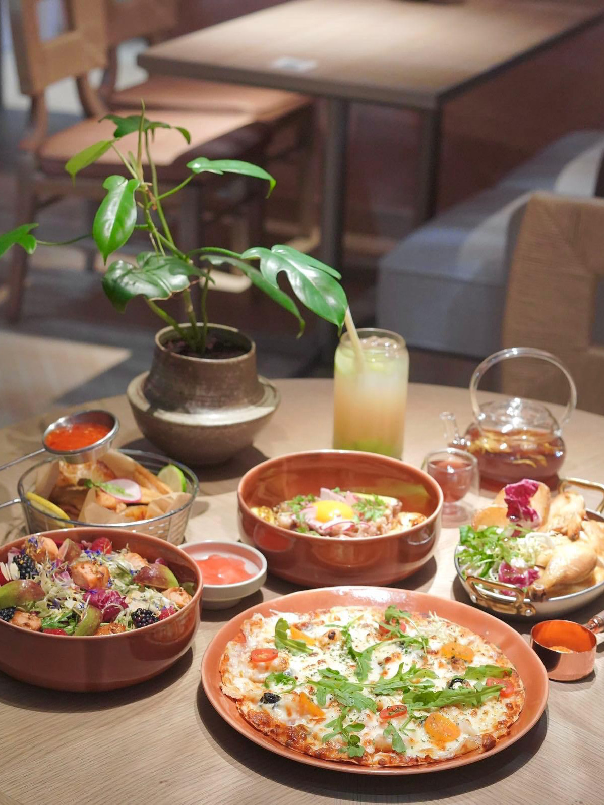 
There are holiday-style cafes near the airport 🙂↔️11 Skies’ new flower kitchen CAFÉ, very Vacation style! The mall is close to the Asia Expo, only 5 minutes walk🚶🏻♀️ The restaurant is pink as the main tone, the walls are full of 💐 floral specimens with soft 💡 lights, it's really Igable😆 The environment style is completely different from Tomacado flower kitchen! The meals are mainly healthy light meals, coffee ☕️, flower and fruit tea🍵. Perfect for working people/groups of friends gathering and checking in📸

🔸Vanilla Roasted Three Yellow Chicken $148
Roasted Sanhuang Chicken with Herbs
A plate and a half of chicken, using three yellow chicken, the chicken is not very fatty, the chicken is tender and Juicy, with roasted potatoes very tasty.

🔸Port Seafood Pizza $158
Seafood Pizza
Pizza🍕 is a pizza base, crispy. There are plenty of ingredients, shrimp, salmon, squid, arugula, tomato, black olives, and a layer of cheese🧀, Yummy!

🔸Lightly pan-fried salmon super mold salad (with honey vinaigrette) $148
Lightly Pan-Fried Salmon Salad
Healthy Choice❗️ Using a variety of fruits including black mulberry, red mulberry and figs, mixed with meaty salmon pieces, fresh salad vegetables 🥗, pumpkin seeds, almond slices, rich taste.

📍Flower Kitchen CAFÉ
A121 & K104, 1/F, 11 SKIES, 8 Aerospace City East Road, Hong Kong International Airport, Chek Lap Kok

#11SKIES #photorestaurant #FlowerChefCAFÉ #healthylightfood #HongKongphotorestaurant #pinkmain tone