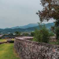천천히 성길 오르고, 감나무 앞에서 가을 사진 한 컷