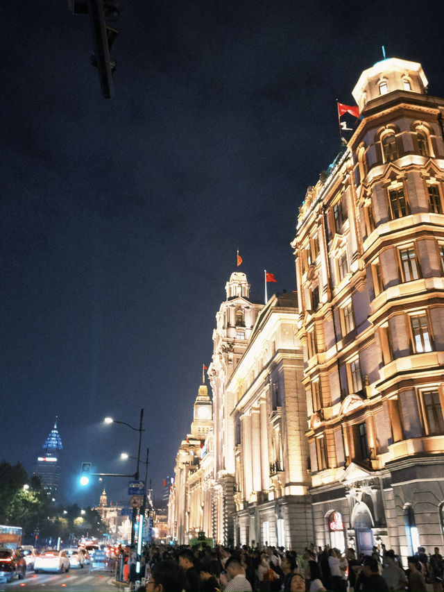 夜晚建築燈海下的人文風景🌃 夜晚建築燈海下的人文風景🌃