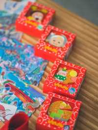 好得意呀！20個人氣角色空降西九🎈全港首個IP氣球巡遊！  今次安排得好順利，每隻IP公仔都有15個人係下面保持公仔平衡，就算有風都可以適時調節方向高低！有興趣嘅朋友起得Mark定12月28日嚟西九