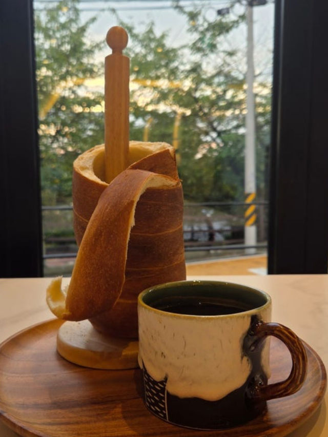 바삭한 굴뚝빵과 여유가 공존하는 베이커리 카페 바삭한 굴뚝빵과 여유가 공존하는 베이커리 카페