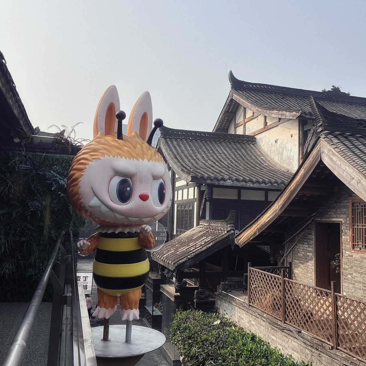 I went to a retro POP MART. The LABUBU stands out against the old streets of Kuanzhaixiangzi in Chengdu, a city rich in history.

Address: No. 21 Kuanzhaixiangzi, Changshun Shang Street, Qingyang District, Chengdu, Sichuan Province (next to Yiding Coffee).

Area: In the historic Kuanzhaixiangzi Alleys.

Atmosphere: A mix of old-fashioned building exteriors, pop art, and street culture—a classic mix of modern toys.

Features
The store is two stories tall, with a large LABUBU mascot on the upper floor, making it a popular photo spot.

From classics to limited editions, POP MART offers a wide selection of blind box toys, figurines, and miscellaneous goods, making it a "holy land" for collectors and fans. ￼
The store's layout and design are conscious of "old-fashioned x modern street," allowing customers to enjoy more than just shopping: they can also take photos, stroll around, and soak up the city's atmosphere. 

#WideAndNarrowAlleys
#Labu #Chengdu ￼