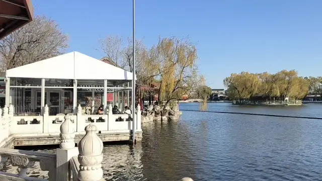 你可曾感受過，一個地方的「呼吸」？在什剎海，水不僅是風景，它是沉默的史官，收納著數百年的目光與嘆息，讓我們剎那的悲歡，找到了永恆的容器。