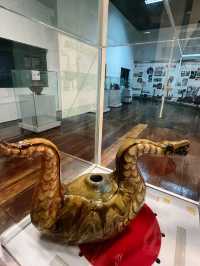 Seni rupa yang hidup dalam keramik dan guci unik