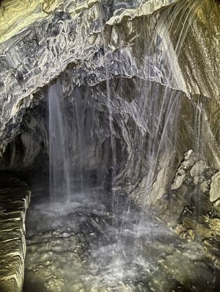 台湾の深い山あいにひっそりと佇む水簾洞。
