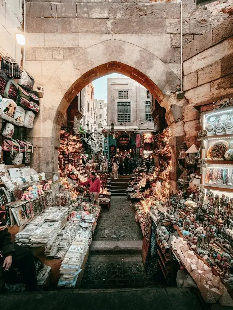 遊覽哈利利市集 (Khan El-Khalili)，沉浸於地道風情。