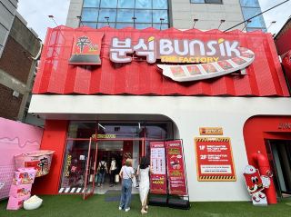 [Seoul Seongsu-dong] A Mecca for Instant Noodle Lovers! "Shin Ramyun BUNSIK THE FACTORY": An Eye-Catching Red Factory, Exclusive Customizable Freshly-Cooked Bowls & Adorable Pink Rosé Shin Ramyun—Your Ultimate Foolproof Guide!