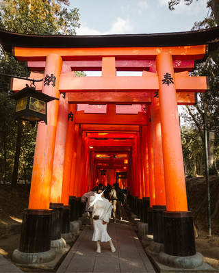 ⛩️🇯🇵 千座紅色鳥居-至少要來一次的朝聖之路!

說到京都的地標,很多人首先想到的就是這裡。

📍伏見稻荷大社(伏見稲荷大社),

泰國人稱之為「狐狸神社」。

這裡的亮點是千本鳥居,成千上萬座紅色鳥居排列在通往稻荷山的漫長隧道中。

越往深處走,越能感受到寧靜祥和的氛圍。

💡 建議:如果想避開人群拍照,建議清晨前來。中午過後,人潮會非常擁擠。

🚆 交通:從京都站搭乘JR奈良線到稻荷站,大約需要5分鐘。

📌 免費入場,全天24小時開放。

去過京都的朋友們,有沒有人徒步登上稻荷山呢? 😆

#伏見稻荷大社 #伏見稻荷 #京都 #日本旅遊 #京都旅遊 #日本旅遊 #旅遊趣事