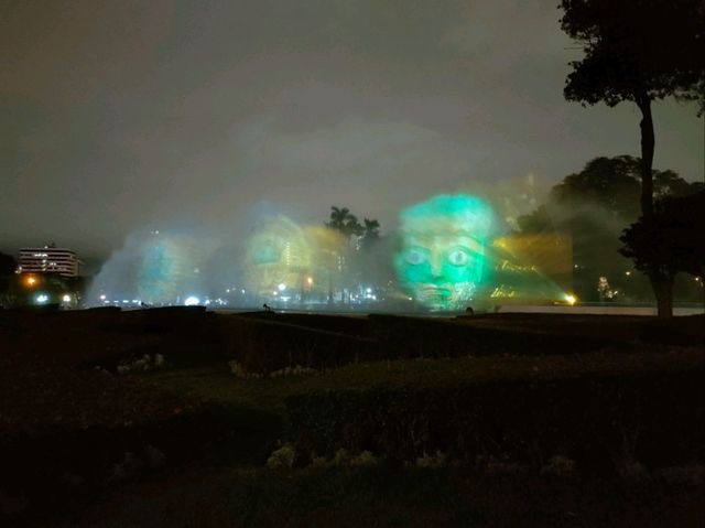  Beautiful park woven with water and light 