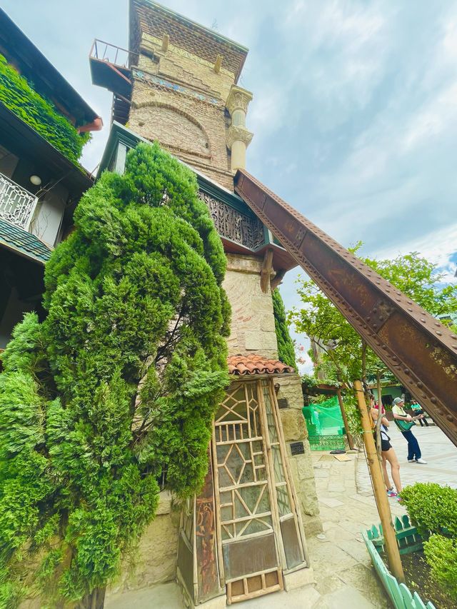 【ジョージア🇬🇪/傾いたレトロな時計台】