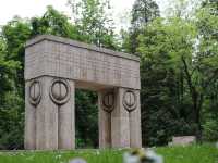 Gate of the Kiss by Constantin Brancusi 🇷🇴